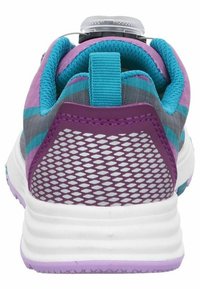 Scarpa da ginnastica viola e turchese con pannelli in rete, tomaia testurizzata e suola bianca con una trama a rilievo. Chiusura regolabile nella parte superiore.