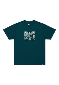 Camiseta de algodón en color azul verdoso con un gran diseño de logotipo gráfico blanco en el centro. Mangas cortas, cuello redondo y corte regular.