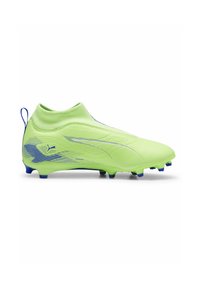 Scarpette da calcio di un verde brillante con un design aerodinamico, parte superiore testurizzata, accenti blu e un'apposita linguetta posteriore. Presenta tacchetti modellati per una migliore trazione.