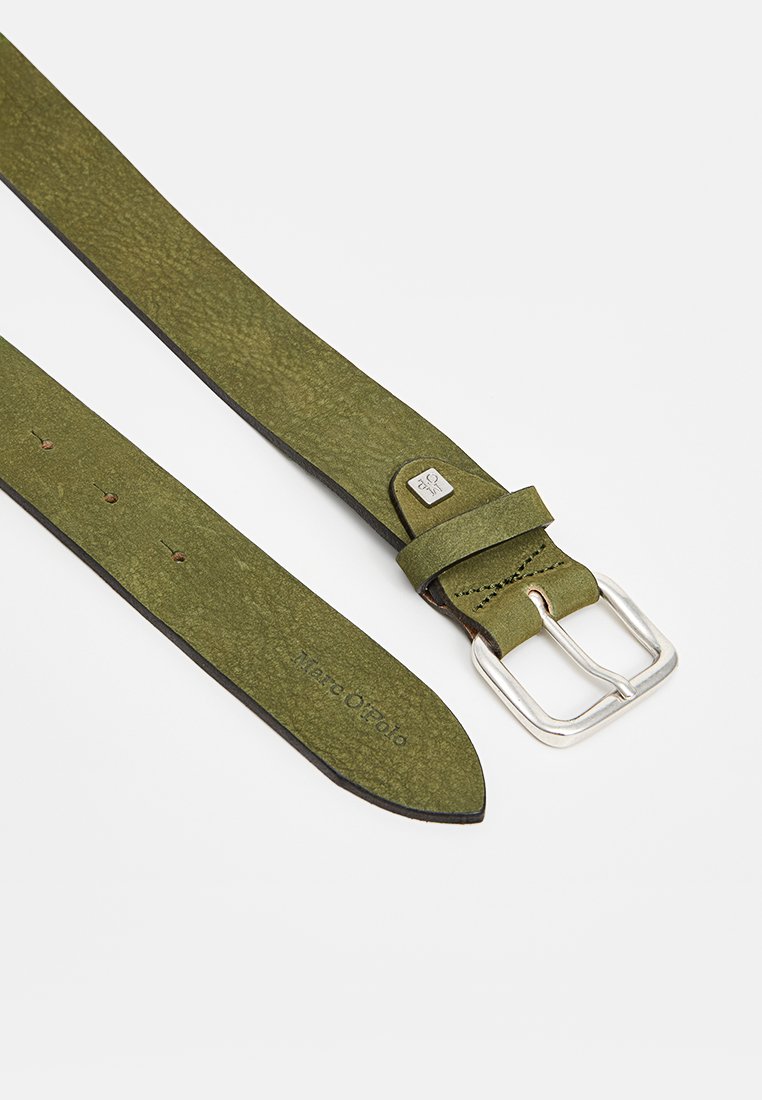 Olivgrüner Leder-Gürtel mit silberner rechteckiger Schnalle, genähter Schlaufe und eingeprägtem Markennamen in der Nähe des spitzen Endes.