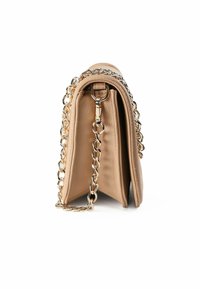 Borsa a mano in pelle nuda con tracolla in catena dorata, caratterizzata da un design strutturato e lati piatti. L'esterno ha una finitura strutturata.