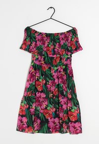 Květinové šaty bez ramínek s živými vzory růžových a červených hibisků na černém pozadí, s gumičkovým vrškem a dvouvrstvou sukní.