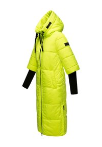 Abrigo acolchado amarillo neón con capucha, mangas cortas, detalles en negro y dos bolsillos. Presenta una cremallera frontal y un tejido texturizado.