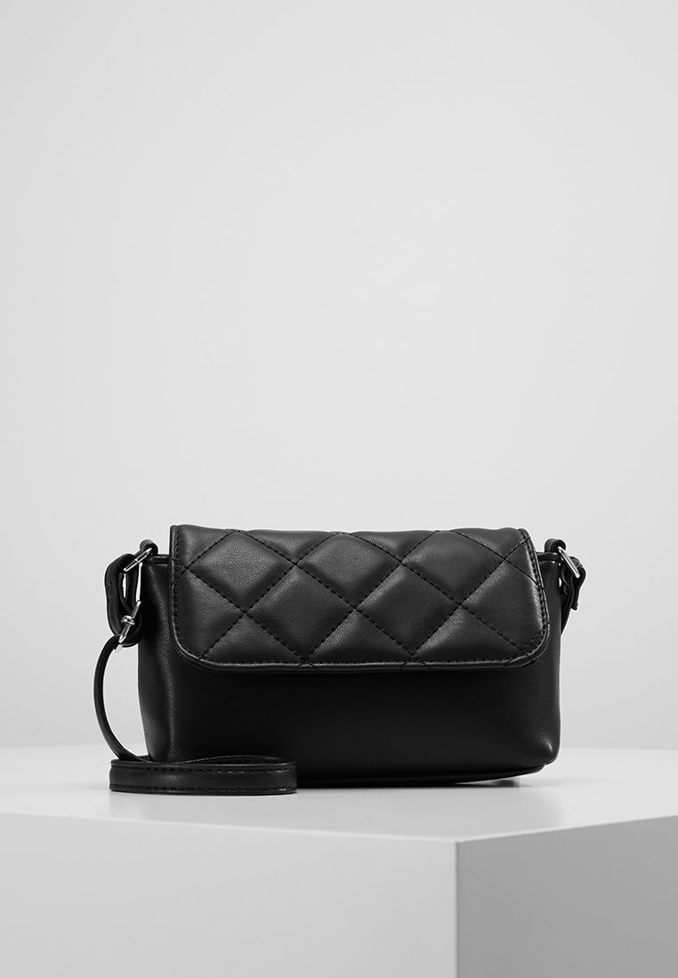 Borsa a tracolla in pelle nera trapuntata con patta pieghevole, tracolla regolabile e texture liscia con cuciture decorative.