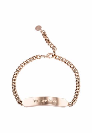 Pulsera de cadena de oro rosa con una placa rectangular grabada con "VICTORIA HYDE" y cierre ajustable con mosquetón.