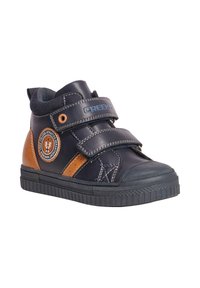 Zapato de caña alta de cuero azul oscuro con acentos marrones, dos correas de Velcro, suela de goma y parche de logo en el costado. Parte superior texturizada para mayor durabilidad.