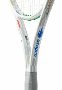 Raquette de tennis avec un cadre blanc, une prise texturée grise et des accents verts. Affiche le logo "US Open" et un motif de cordage fin sur la tête.