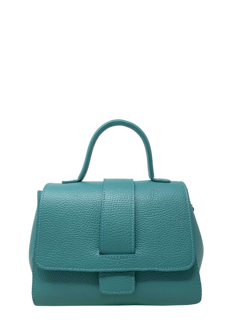 Tyrkysová kožená kabelka se strukturovaným tvarem, horním držadlem a překlopným klopovým víkem zabezpečeným páskem. Texturovaný povrch a minimální švy.