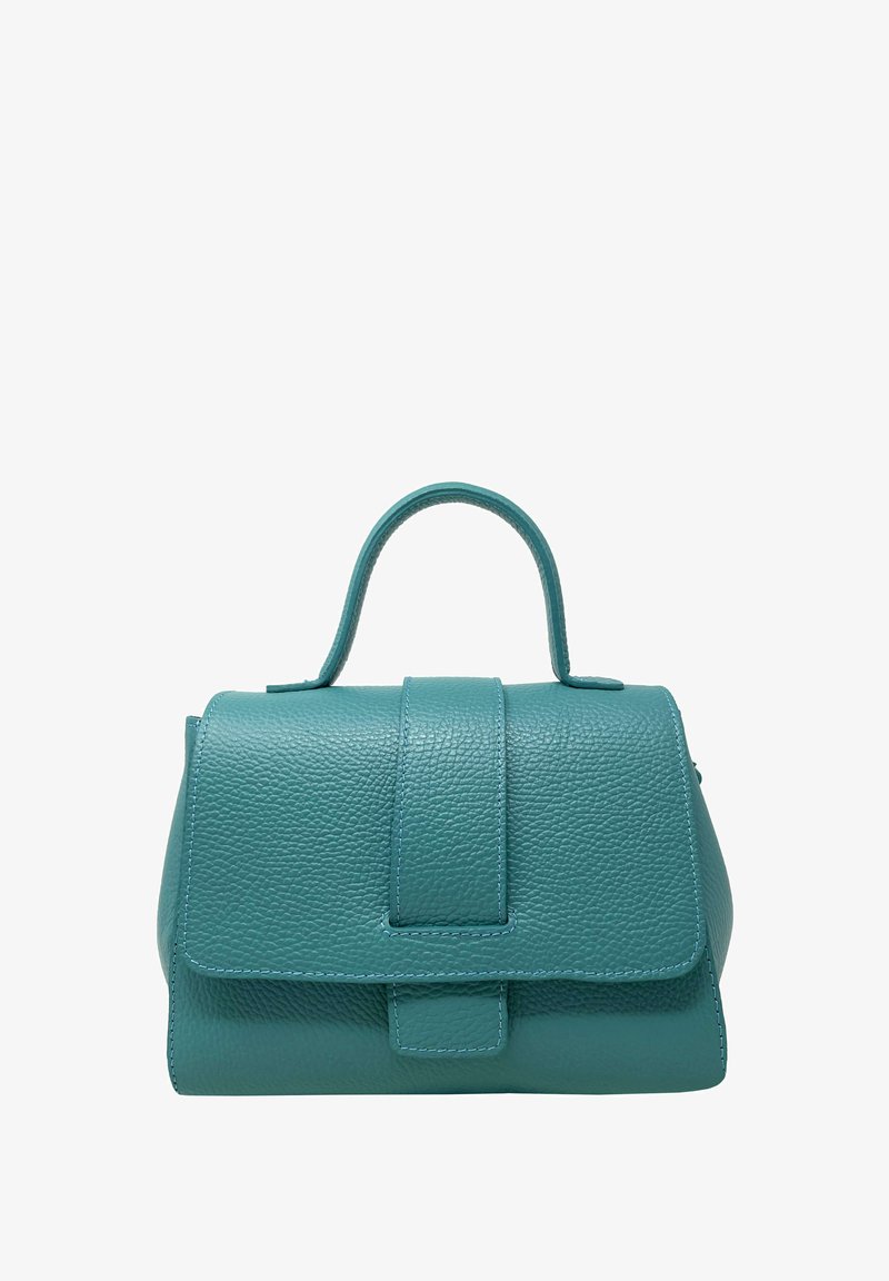 Turkoosi nahkalaukku, jossa on rakenteellinen muoto, yläkahva ja taitettava läppä, joka on kiinnitetty hihnalla. Teksturoitu pinta ja vähäiset ompeluyksityiskohdat.