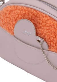 Borsa a tracolla rosa chiaro con accentuazione in lana arancione strutturata, hardware in argento e dettaglio a catena. Materiale morbido e design arrotondato.