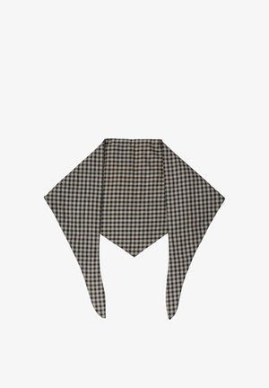 Trójkątny czarno-biały szal w kratę gingham z dwoma długimi zwężającymi się końcami, ułożony płasko na białym tle.