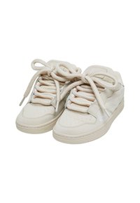 Beżowe sneakersy z gładką skórzaną cholewką, perforowanym czubkiem, grubymi sznurówkami w kształcie liny oraz subtelnym logo po boku. Płaska gumowa podeszwa.