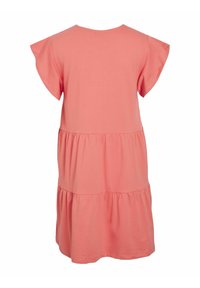 Różowa sukienka w kolorze koralowym, wykonana z miękkiego materiału, z rękawami typu cap, okrągłym dekoltem i falbanką na dole w formie warstw.