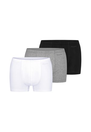 Drei Herrenboxershorts in Weiß, Grau und Schwarz, nebeneinander auf einem weißen Hintergrund angeordnet.