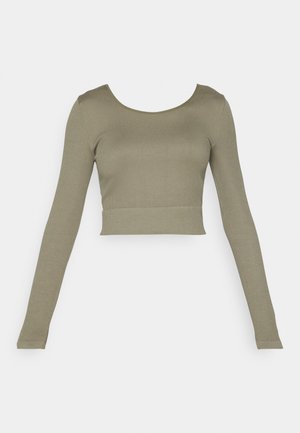 Top scurt, cu maneci lungi, de culoare verde măslinie, cu textura în relief, guler rotund și maneci ajustate, potrivit pentru purtarea zilnică.