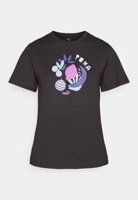Czarny bawełniany t-shirt z kolorową abstrakcyjną grafiką z kształtami liści i owoców, w tym różowymi i niebieskimi akcentami oraz logo.