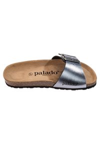 Metallisk silverfärgad slidesandal med spänne, korkfot sula och svart gummisula. Har "palado®"-logotyp på innersulan och yttersulan.