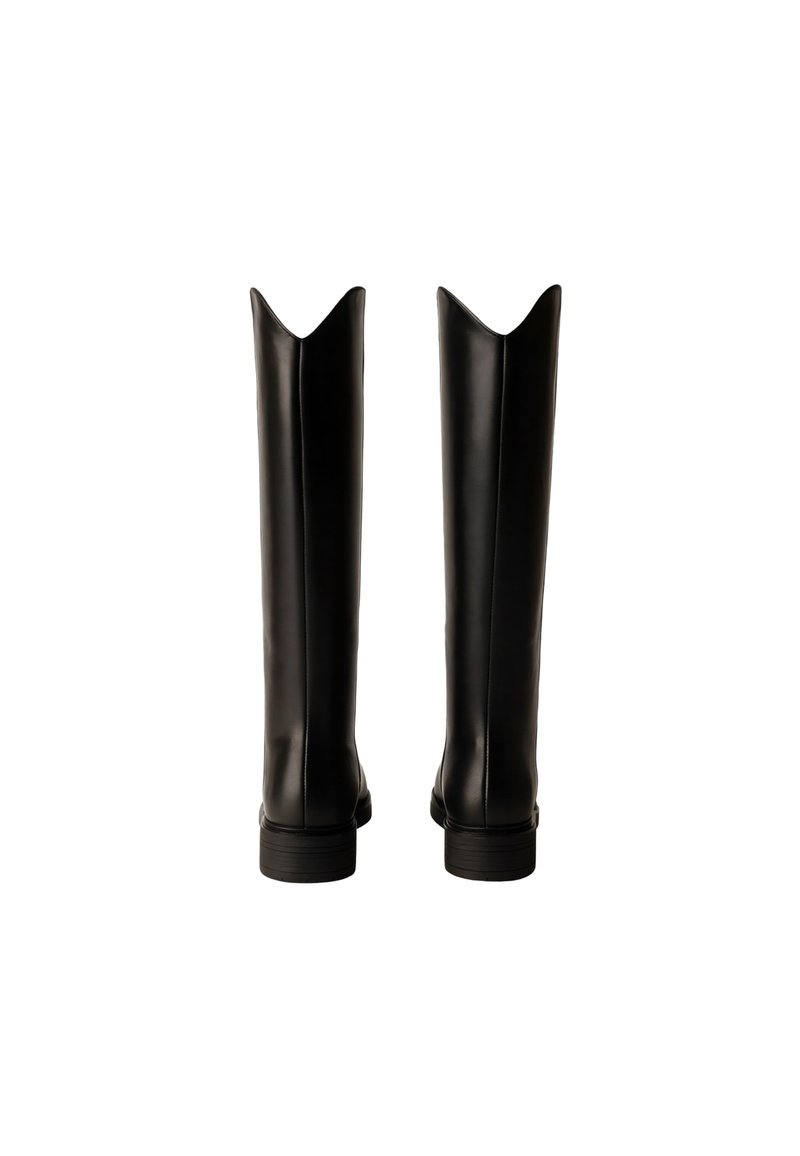 Stivali in pelle nera al ginocchio con punta affusolata, texture liscia e suola piatta nera, che mostrano un design elegante e minimalista.