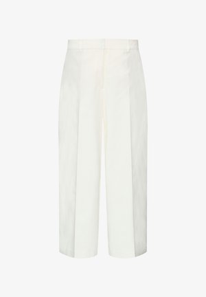 Pantaloni bianchi a gamba larga realizzati in un tessuto liscio, caratterizzati da un design pulito, pieghe davanti e lunghezza fino a metà polpaccio.