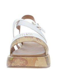 Sandalo bianco con cinturini incrociati, caratterizzato da una suola con motivo mappa. Dettaglio con fibbia regolabile sulla cinghia alla caviglia. Suola piatta.