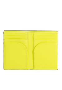 Portafoglio giallo in pelle con sei slot per carte, texture liscia e cuciture a contrasto. Design compatto con logo impresso nella parte inferiore.