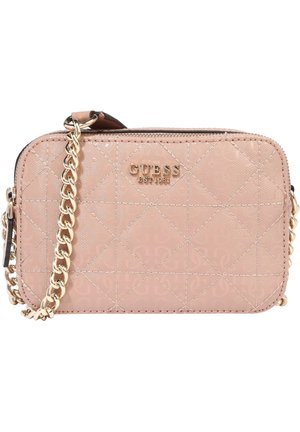 Różowa pikowana torebka na ramię z złotym łańcuszkowym paskiem i logo "GUESS EST 1981" z metalu w kolorze złotym na przodzie.