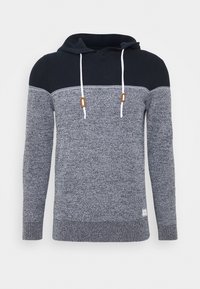 Kapturowy sweter w ciemnym niebieskim i jasnoszarym kolorze, z teksturowanym splotem, białymi sznurkami do ściągania oraz naszywką z logo na dole.