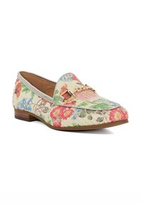 Mocassins à imprimé floral en tissu texturé, avec un bout arrondi et un accent chaîne en ton doré sur le devant. Semelle de couleur claire.