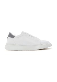 Baskets blanches en cuir avec un accent de talon en suède gris, bout rond et semelle en caoutchouc texturé ; dotées d'un laçage sur le devant et de coutures minimales.