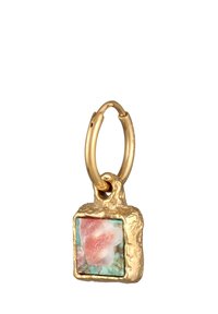 Guldörhänge med en texturerad fyrkantig berlock som har en färgglad sten i nyanser av rosa och teal, vilket skapar ett naturligt mönster.