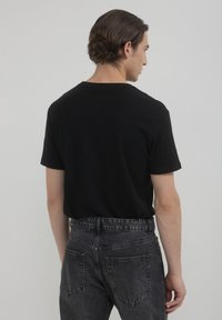 Calliope GIROCOLLO TINTA - T-shirt basic - nero