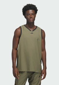 Oliivinsininen ilmanhiha athletic paita mustilla yksityiskohdilla, jossa on v-neulemuotoilu ja pieni musta Adidas-logo rinnassa.