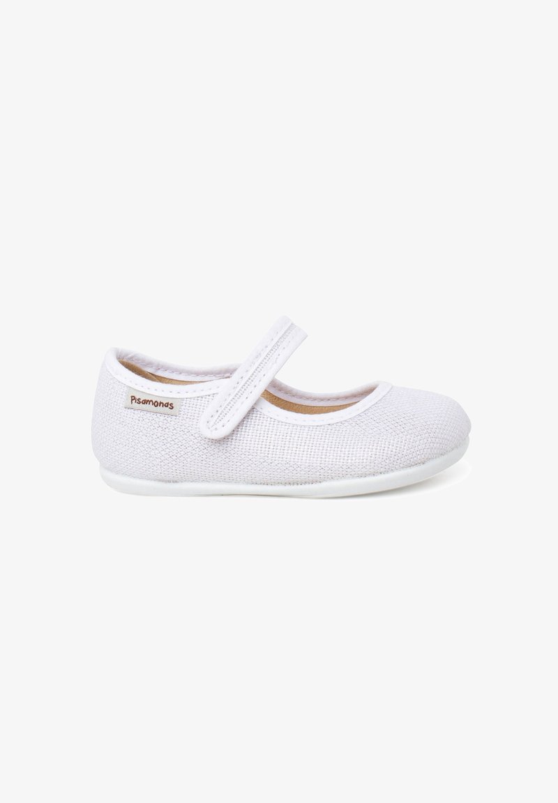 Chaussure Mary Jane blanche texturée avec une bride en Velcro et une petite étiquette de marque sur le côté, conçue pour les enfants.