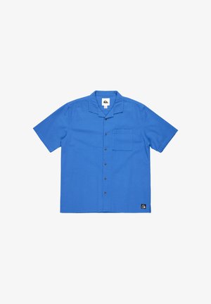 Kurzärmliges, blaues Hemd mit Knopfverschluss aus strukturiertem Stoff, einer Brusttasche und einem Logosticker in der unteren linken Ecke.