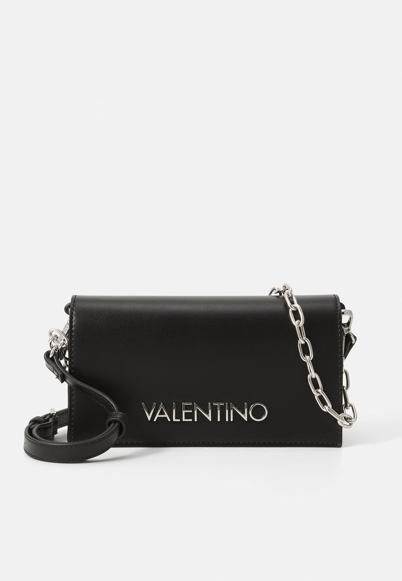 Borsa in pelle nera con tracolla a catena. Caratterizzata da una superficie liscia e dal logo "VALENTINO" in argento sulla parte anteriore. Forma rettangolare compatta.