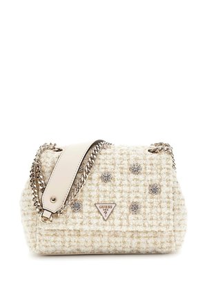 Borsa in tweed bianco con tracolla in metallo argentato, forma quadrata, decorata con accenti di cristallo e una placca a forma triangolare con logo.