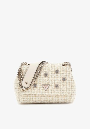 Weißer Tweed-Handtasche mit silberfarbenem Kettenriemen, quadratischer Form, verziert mit Kristallelementen und einem dreieckigen Logo-Schild.