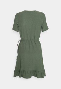 Grünes, kurzärmeliges Kleid mit tailliertem Bund und gerafftem Saum. Hergestellt aus strukturiertem Stoff, mit Taillengürtel zum Binden.