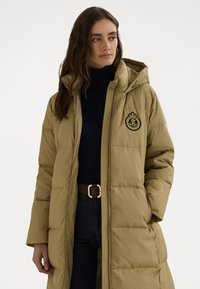 Lauren Ralph Lauren Petite CREST-PATCH HOODED DOWN COAT - Páperový kabát - beige