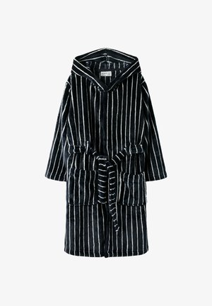 Zwarte badjas met capuchon en witte verticale strepen, twee voorzakken, een strikceintuur en lange mouwen, gemaakt van zachte pluche stof.