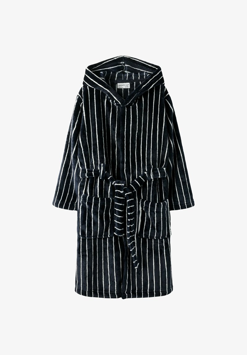 Peignoir à capuche noir avec rayures verticales blanches, deux poches avant, une ceinture à la taille et des manches longues, fabriqué en tissu pelucheux doux.