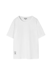 Hvid kortærmet t-shirt med rund hals, lavet af blødt bomuld. Har et lille mærke på den nederste venstre side.