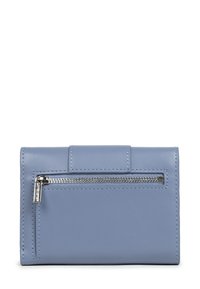 Compact blauwe leren portemonnee met een voorzak met rits en zichtbare stiksels langs de randen, tegen een witte achtergrond.