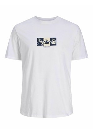 Bijela pamučna majica s grafičkim dizajnom u plavim i kremastim pravokutnicima, te teksturiranim natpisom u sredini. Kratke rukave, okrugli izrez.