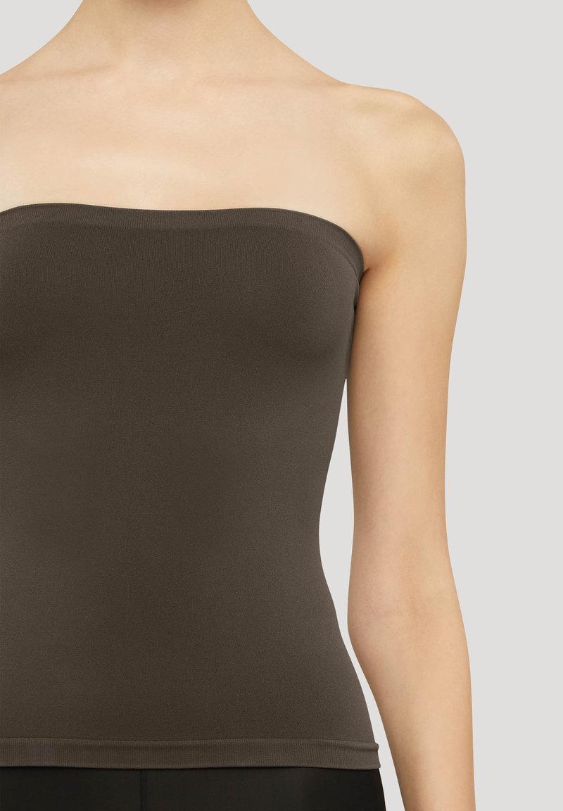 Brauner trägerloser Oberteil aus glattem, elastischem Stoff. Mit einem geraden Ausschnitt und einer figurnahen Silhouette im nahtlosen Design.