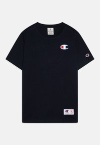 T-shirt in cotone blu navy con colletto rotondo, maniche corte, logo ricamato sul petto e sulla spalla, e etichetta del marchio cucita all'orlo.