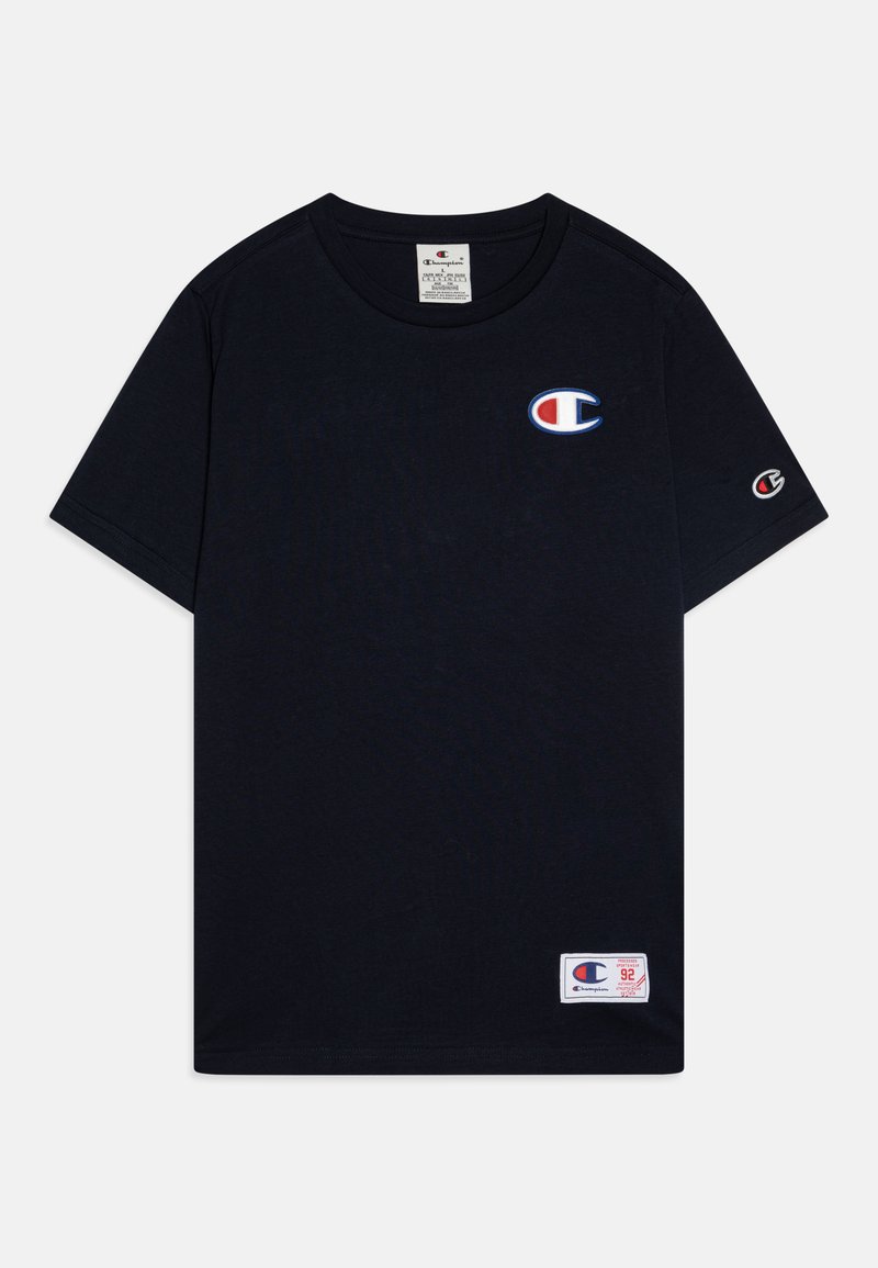 T-shirt in cotone blu navy con colletto rotondo, maniche corte, logo ricamato sul petto e sulla spalla, e etichetta del marchio cucita all'orlo.