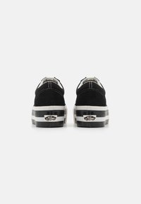 Vans OLD SKOOL STACKFORM - Sneakers - smarten up black/white