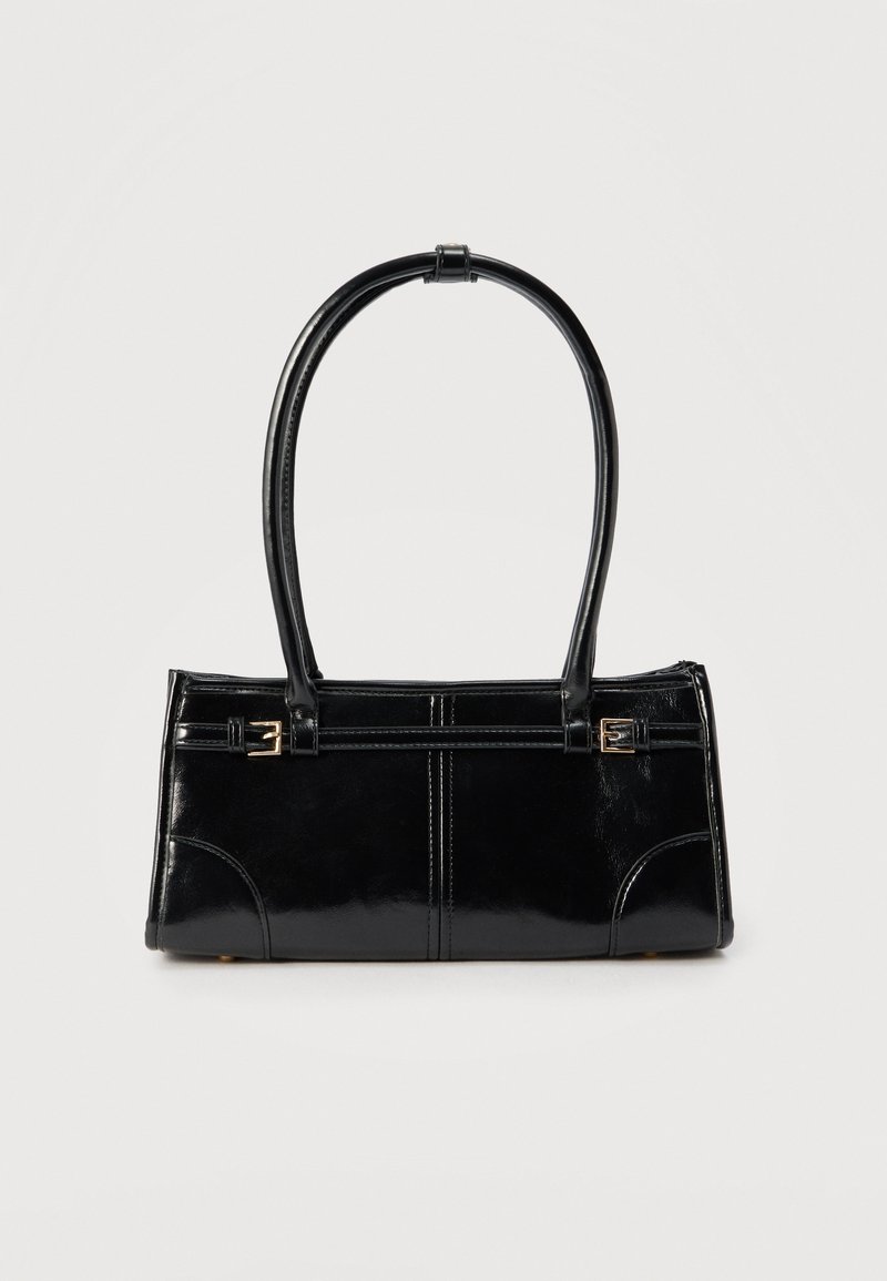 Γυαλιστερή μαύρη ορθογώνια τσάντα με δύο λεπτούς ιμάντες ώμου και μικρές χρυσαφένιες αγκράφες μπροστά.