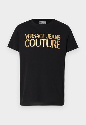 T-shirt nera a maniche corte con grande scritta metallica dorata "Versace Jeans Couture" sul davanti e scollo rotondo.